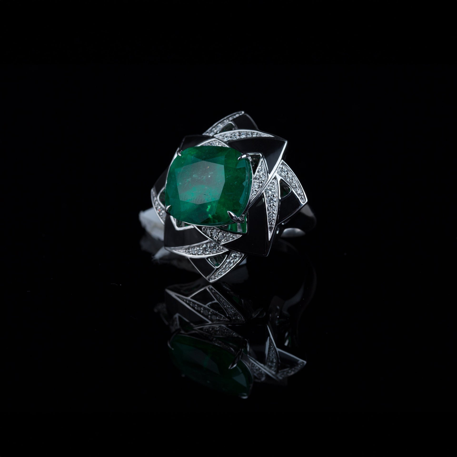 Gold or Silver? Choosing the Right Metal for Your Emerald Necklace