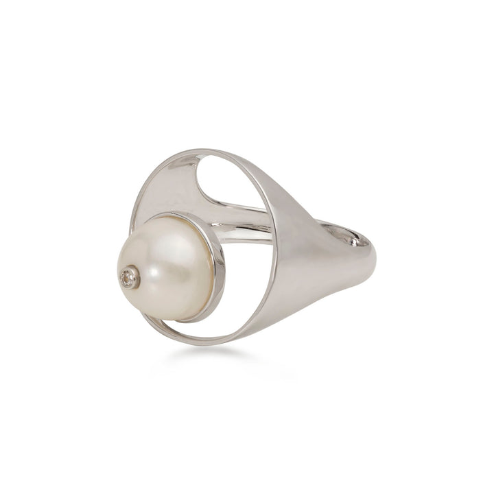 Ring in 18K white gold with VS-G Diamonds and White Pearl